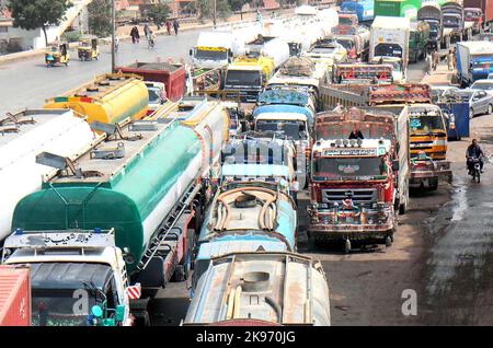 Hyderabad, Pakistan, 26 octobre 2022, Un grand nombre de véhicules bloqués dans les embouteillages en raison de la négligence du personnel de la police de la circulation, ont besoin d'attention du département concerné, situé sur la route Maripur à Karachi mercredi, 26 octobre 2022. Banque D'Images