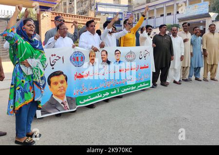 Hyderabad, Pakistan, 26 octobre 2022, membres de l'Union des journalistes de Soukkur (SUJ) tiennent une manifestation pour avoir fermement condamné le meurtre du journaliste Arshad Sharif et demandé justice pour Arshad Sharif, qui s'est tenu mercredi au club de presse de Sukkur, à 26 octobre 2022. Banque D'Images