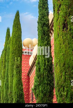 Façade avec la tour de Galatea et les célèbres œufs décoratifs du Théâtre-Musée Dalí dans la ville de Figueres, Gérone, Espagne. Banque D'Images