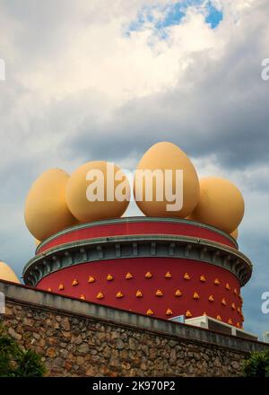 Façade avec la tour de Galatea et les célèbres œufs décoratifs du Théâtre-Musée Dalí dans la ville de Figueres, Gérone, Espagne. Banque D'Images