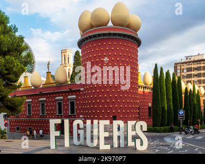 Façade avec la tour de Galatea et les célèbres œufs décoratifs du Théâtre-Musée Dalí dans la ville de Figueres, Gérone, Espagne. Banque D'Images