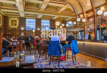 Pub Wethercuillères. Intérieur du pub Winter Gardens, Harrogate, North Yorkshire, Angleterre, Royaume-Uni Banque D'Images