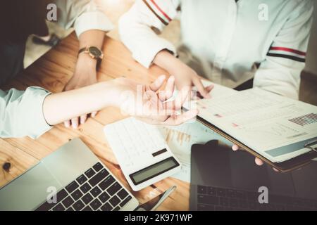 Une consultante féminine en affaires décrit un plan de marketing pour établir des stratégies d'affaires pour les femmes propriétaires d'entreprises. Banque D'Images