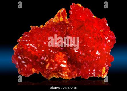 Orpiment, Caucase, Russie l'Orpiment est un minéral de sulfure d'arsenic jaune-orange de couleur profonde. Trouvé dans les fumarales volcaniques, hydrotherma basse température Banque D'Images