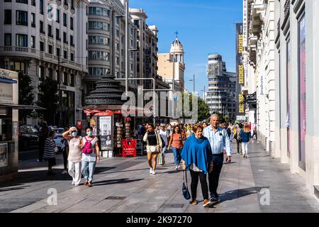 Madrid, Espagne - 17 septembre 2022: Les gens marchent dans la rue Gran via, un endroit célèbre pour faire du shopping dans le centre de la ville. Scène de rue animée Banque D'Images