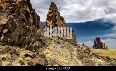 Crête basaltique menant au bouchon volcanique, Shiprock, NM le Shiprock est composé de brèche volcanique fracturée et de dykes noirs de roche ignée. Banque D'Images