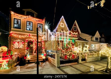 Le Noël Dyker Heights s'illumine la nuit à Brooklyn, New York Banque D'Images