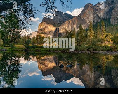 Cathedral Rocks et Bridalveil Falls se reflètent dans la Merced River, parc national de Yosemite, Californie Banque D'Images