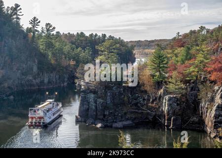 Vue panoramique sur le bateau à aubes Taylors Falls Princess qui se trouve autour d'angle Rock dans l'Interstate State Park, dans la rue Rivière Croix à Taylors Falls, Minn Banque D'Images