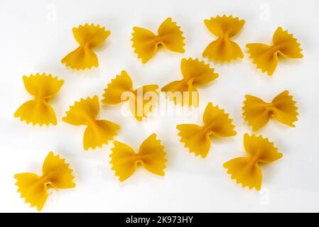 Pâtes italiennes appelées farfalle, macaroni en forme de papillons isolés sur blanc, chemin d'écrêtage Banque D'Images