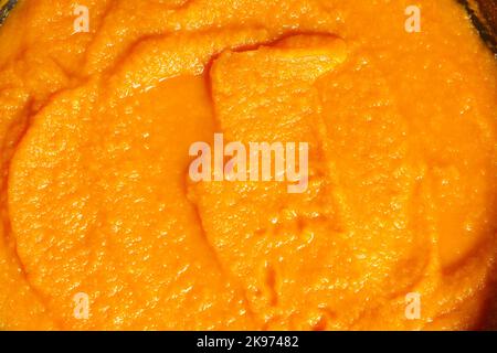 Préparation zucchini caviar. Les courgettes de légumes, avec des carottes et de la pâte de tomate, sont cuites sur le poêle. Texture Banque D'Images