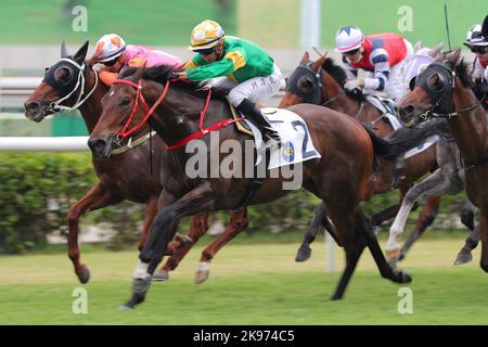 La course 3, UNE VOIX (2), portée par Vincent Ho Chak-Yiu, a gagné la classe 4 sur 1400m à Sha Tin. 23OCT22 SCMP / Kenneth Chan. Banque D'Images