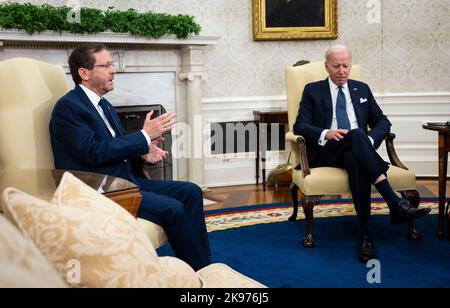 Washington, États-Unis. 26th octobre 2022. Le Président Joe rencontre le Président Isaac Herzog d'Israël dans le Bureau ovale, le mercredi 26 octobre 2022. (Photo par Doug Mills/Pool/Sipa USA) crédit: SIPA USA/Alay Live News Banque D'Images