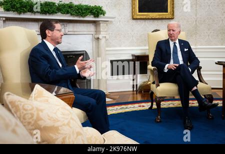 Washington, États-Unis. 26th octobre 2022. Le Président Joe rencontre le Président Isaac Herzog d'Israël dans le Bureau ovale, le mercredi 26 octobre 2022. (Photo par Doug Mills/Pool/Sipa USA) crédit: SIPA USA/Alay Live News Banque D'Images