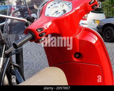 Voiture de proximité rouge vif garée dans la rue Paris, France. Banque D'Images