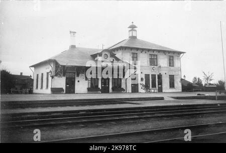 La gare de Veinge a été construite en 1900 par Skåne - Halland Railway. Maison à deux étages. Banque D'Images