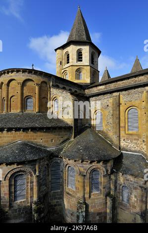 France. Aveyron (12) Conques. L'église romaine et les vitraux de Pierre Soulages Banque D'Images