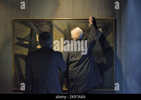 France, Aveyron (12) Rodez. Musée Soulages. Pierre Soulages compagnie Decron Benoit (conservateur du musée) quand le travail de magnétisme. Banque D'Images