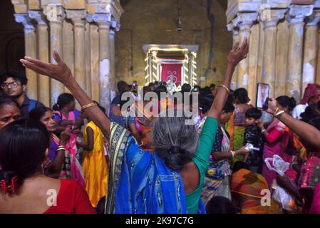 Non exclusif: 26 octobre 2022, Kolkata, Inde: Des dévotés hindous se sont rassemblés dans le temple du Jiu de Madan Mohan pour offrir la prière et aussi pour recueillir le riz comme offeri Banque D'Images