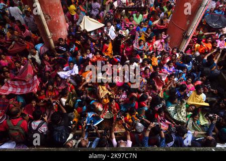 Non exclusif: 26 octobre 2022, Kolkata, Inde: Des dévotés hindous se sont rassemblés dans le temple du Jiu de Madan Mohan pour offrir la prière et aussi pour recueillir le riz comme offeri Banque D'Images