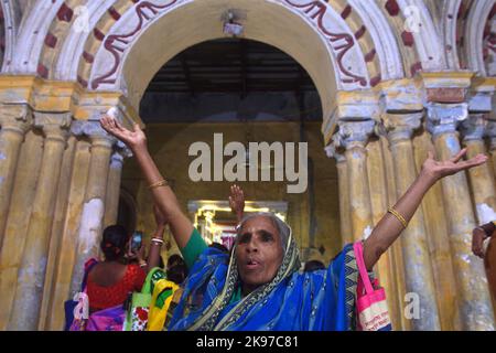 Non exclusif: 26 octobre 2022, Kolkata, Inde: Des dévotés hindous se sont rassemblés dans le temple du Jiu de Madan Mohan pour offrir la prière et aussi pour recueillir le riz comme offeri Banque D'Images