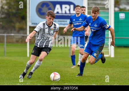 Ammanford, pays de Galles. 22 octobre 2022. Callum Thomas d'Ammanford sous la pression de Tom Johnston de l'Université Swansea lors du match de la Ligue Sud JD Cymru entre Ammanford et l'Université Swansea au terrain de loisirs d'Ammanford, pays de Galles, Royaume-Uni, le 22 octobre 2022. Crédit : Duncan Thomas/Majestic Media. Banque D'Images