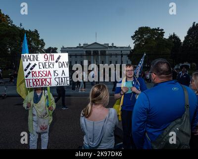 Une Ukraine protestant contre l'invasion russe devant la Maison Blanche à Washington, DC. Photo de Francis Specker Banque D'Images