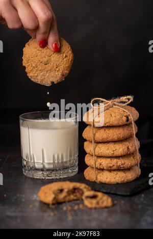 Photographie alimentaire de biscuits à l'avoine, biscuits, lait, verre Banque D'Images