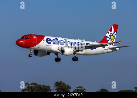 Edelweiss Air Airbus A320-214 (REG: HB-IHX) arrivant pour servir à SR Technics. Banque D'Images