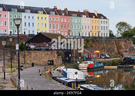 Centre-ville de Bristol, maisons aux couleurs vives sur Redcliffe Parade et East Mud Dock Banque D'Images