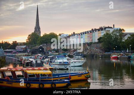 Centre-ville de Bristol, maisons aux couleurs vives sur Redcliffe Parade et East Mud Dock dans le port flottant Banque D'Images