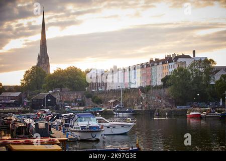 Centre-ville de Bristol, maisons aux couleurs vives sur Redcliffe Parade et East Mud Dock dans le port flottant Banque D'Images
