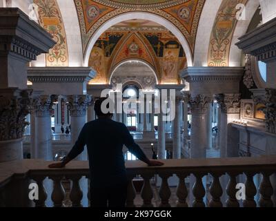 Un homme donne sur la Grande salle de la Bibliothèque du Congrès, le bâtiment Thomas Jefferson à Washington, DC. Photo de Francis Specker Banque D'Images