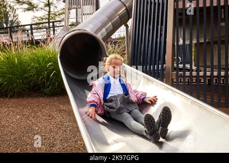 Mayfield Park Manchester, un enfant jouant sur le toboggan Banque D'Images