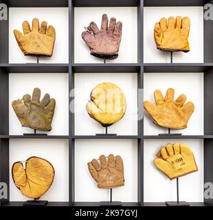 un assortiment de gants de baseball pour enfants dans une grille Banque D'Images