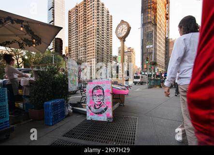 Portrait de Ruth Bader Ginsburg, juge à la Cour suprême des États-Unis, et des imprimés d'art à vendre sur le trottoir de 5th Avenue près du Flatiron Building dans Lower Manhattan, New York City, États-Unis. 2022. Banque D'Images