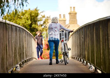 Godmanchester, Huntingdonshire, Cambridgeshire, Angleterre. Passerelle de Godmanchester enjambant la rivière Great Ouse Banque D'Images