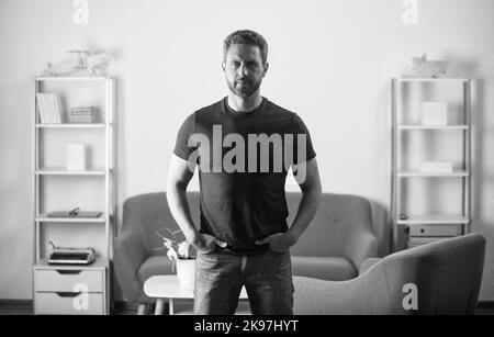 guy en t-shirt rouge tenir les mains dans la poche, mode Banque D'Images