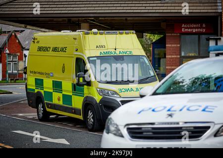 Ambulance et voiture de police à L'A&E North Manchester General Hospital Banque D'Images