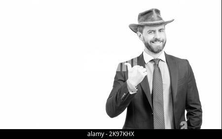Homme d'affaires heureux dans chapeau de cowboy et costume sourire pointant le doigt de publicité geste, de la publicité Banque D'Images