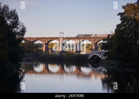 Catégorie II* inscrite Dutton Viaduct West Coast main Line River Weaver et The Weaver navigation Dutton, Cheshire, Angleterre, Banque D'Images