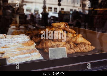 Boulangerie moderne avec différents types de pain, gâteaux et petits pains.croissants chauds et petits pains au beurre frais. Croissants et pâtisseries français et américains Banque D'Images