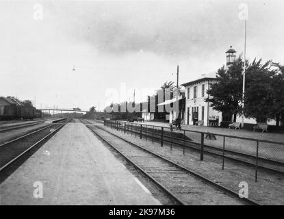 La gare de Veinge a été construite en 1900 par Skåne - Halland Railway. Maison à deux étages. Banque D'Images