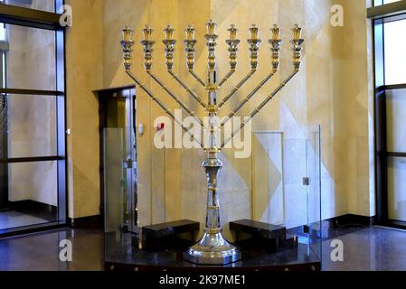 La menorah dorée de Hanoukkah dans la synagogue pour la fête juive. Bougie menorah religieuse rituelle antique. Banque D'Images