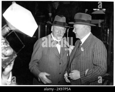 Photo prise en même temps que la visite de Julius Dorpmüller en Suède. Dorpmüller, à droite sur la photo, était directeur général de la Deutsche Reichsbahn et ministre des Transports pendant le gouvernement national nazi au moment de la visite. À gauche se trouve Axel Granholm, alors directeur général des chemins de fer de l'État. Banque D'Images