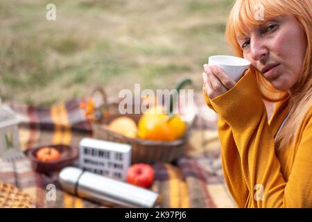 thanksgiving. Jour de Thanksgiving. L'automne de Thanksgiving fond de citrouilles. La fille tient une tasse blanche dans ses mains. Pique-nique. Bannière. Espace de copie Banque D'Images