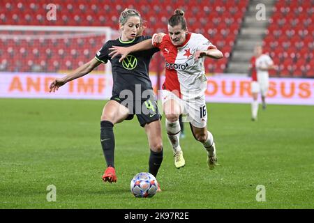 Prague, République tchèque. 26th octobre 2022. L-R Kathrin-Julia Hendrich de Wolfsburg et Tereza Szewieczkova de Slavia en action pendant le match rond 2nd de la Ligue des champions de football féminin du groupe B SK Slavia Praha vs VfL Wolfsburg, à Prague, République tchèque, 26 octobre 2022. Crédit : Katerina Sulova/CTK photo/Alamy Live News Banque D'Images