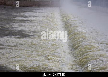 L'eau libérée de Kallanai (également connue sous le nom de Grand Anicut) est un ancien barrage construit sur la rivière Kaveri Banque D'Images