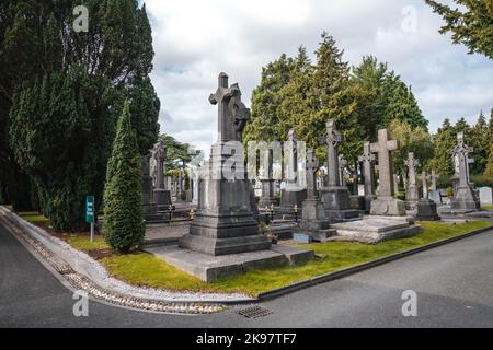 Pierres tombales dans cimetière au crépuscule, Irlande Banque D'Images