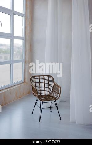 Chaise brune près de la fenêtre sur fond blanc. Verrière blanche Banque D'Images